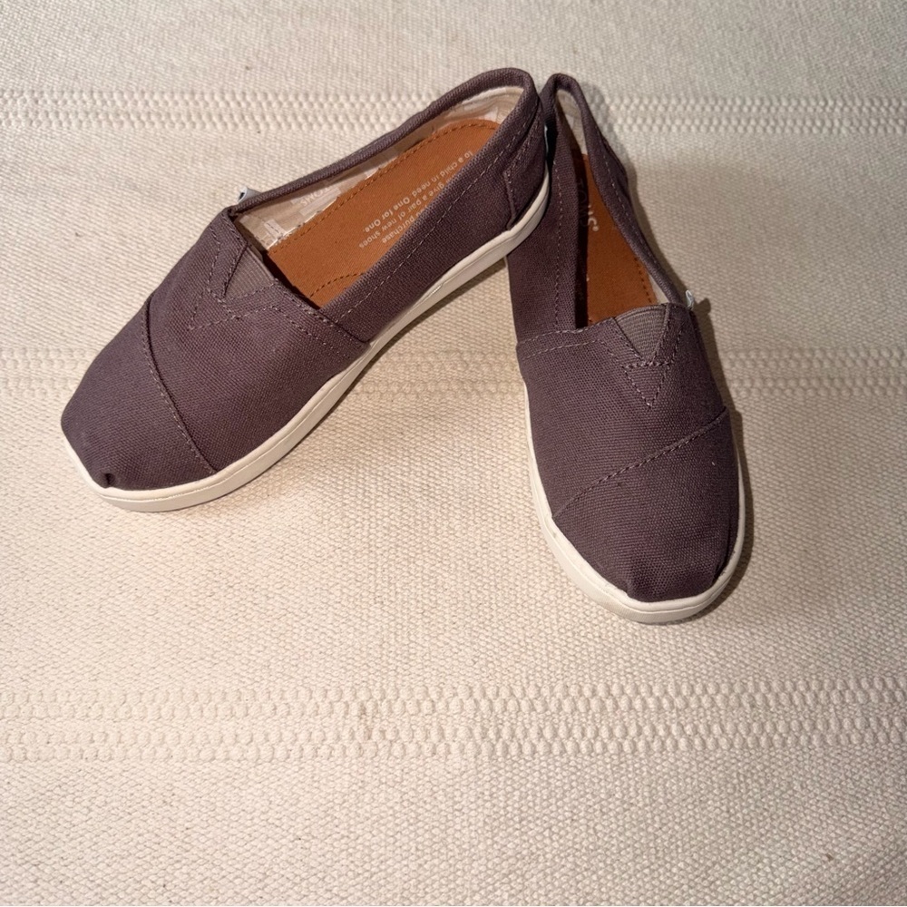 TOMS Kids Classic Slip On Shoes Taupe Gray Canvas Loafers Youth Size 1.5